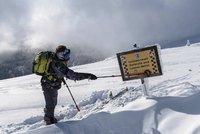 Turisté uvízli v lavinové oblasti Krkonoš. Došly jim síly a neměli vybavení