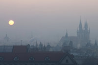 MHD zdarma při smogové situaci, zkrocení airbnb, návrat k družstevním bytům. Jaké změny Praha plánuje?