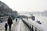 Nové lavičky, chytré koše i toalety: Praha zvelebí náplavku na Rašínově nábřeží