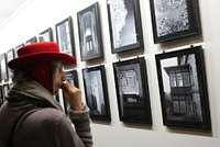 »Vinohradské fragmenty« zachycují neexistující místa: Výstava probíhá na úřadu Prahy 2