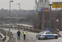 Dva Češi skončili po nehodě na německé dálnici v nemocnici: Druhý řidič z místa odjel