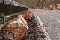 Dopravní nesnáze v Újezdu nad Lesy: Vandal „zatarasuje“ silnice kameny a tyčemi