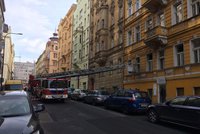 Evakuace u Palackého náměstí v Praze: Hořel byt, lidé se nadýchali kouře
