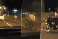 Pár se oddával sexu za jízdy na motorce: Předjíždějící řidič je natočil