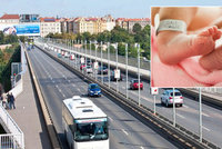 Nezletilá porodila v autobuse na Letné před Spartou: Měla namířeno do Londýna