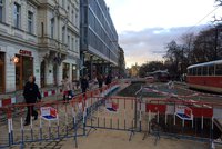 Na Karlově náměstí prasklo potrubí: Havárie zkomplikovala dopravu