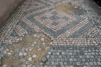 Chodníky v centru Prahy: Zase díra vedle díry...můžou za to památkáři!