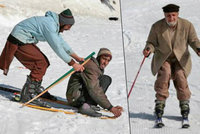 Lyžování v pákistánském »Švýcarsku«: V saku, na lyžích z muzea a s kvéry za pasem!