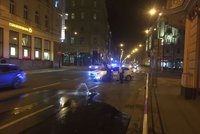 V Legerově ulici tryská voda ze země: Městská policie na místě řídí dopravu
