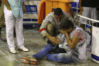 Alegorický vůz vjel na karnevalu v Riu do davu. Zranil nejméně osm lidí