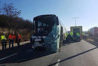 Výletní autobus narazil do kamionu. Řidič je vážně zraněn, Kbelskou ulici zavřeli