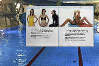 Ženy se neobtěžují, ani když jsou v bikinách: Berlínské bazény vyvěsily cedule