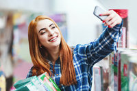 Češi budou platit „selfíčkem“: Online platby mají nově potvrdit fotky z mobilu