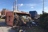 Popeláři v Malešicích otočili auto na bok: Odpadky se vysypaly na silnici