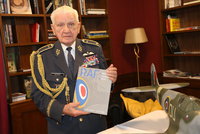 Poslední český žijící pilot RAF generál Boček oslavil 94. narozeniny, dostal model spitfiru