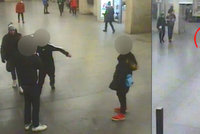 Bitka v metru na Floře: Mladíci při honičce vážně zranili seniorku