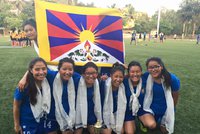 Fotbalistkám z Tibetu zatrhli cestu do USA. Bojí se, že budou chtít azyl
