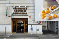 Hazard se zdravím pacientů. Nemocnice v Praze nutí doktory do laciných léků
