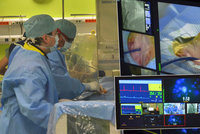 Unikátní operace srdce: Pacient byl při vědomí a na lékaře pomrkával!