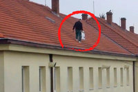 Adrenalin level Brno: Muž s bílou igelitkou si to štrádoval po šikmé střeše!