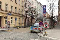 Rozkopané ulice na Vinohradech komplikují dopravu: Kde teď zaparkujete?