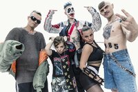 Drsná liliputánka a banda podivínů se vrací: Ruská perverzní skupina Little Big vystoupí v Praze