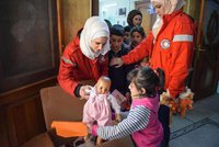 Dětem ve vypleněném Aleppu pomáhají české hračky. Dostaly jich stovky