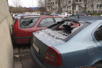 Děti na Černém Mostě házely kameny na auta: Několik  jich zničily