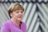 Merkelová po propadáku Mayové tlačí na Brity: Brexit má začít co nejdřív