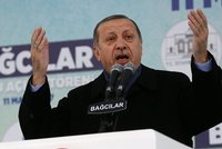 Turecko zatklo ochránce lidských práv. Kritizovali Erdogana za „čistky“