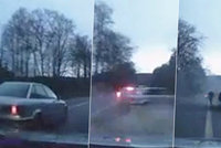 Drsná honička na Liberecku: Cizinec v audi ujížděl, policisté ho smetli ze silnice!