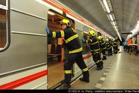 Do kolejiště spadl člověk: Metro mezi Florencí a Českomoravskou nejezdilo