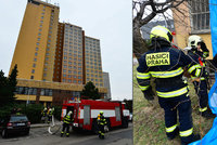 VIDEO: Na Opatově vypukl fiktivní požár v bývalém hotelu. Hasiči budovu evakuovali