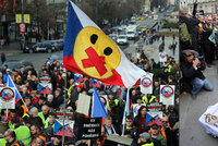 Až tisíc lidí demonstrovalo v Praze za zbraně. Měli i rakev střeleckých metálů