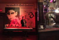 Bar Kafka v Bruselu přeje panákům a pivu. Jak tu znají spisovatele z Prahy?