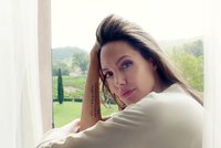 Angelina Jolie tváří parfému. Podívejte se, jak jí to zase sluší!