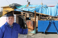 Miroslav (82) bojuje s osudem: Zemřela mu žena, dům mu smetla povodeň a pohltil požár, přesto se nevzdává