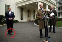 Trumpův mluvčí překvapil různobarevnou obuví. Nejspíš za tím bylo zranění