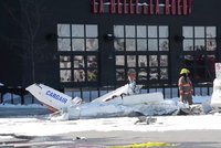Dvě letadla se srazila nad obchodním centrem. Pilot zemřel, druhý bojuje o život