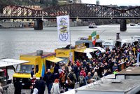 Tisíce lidí přišly za jídlem na náplavku. Do Prahy se vrátil Food truck festival