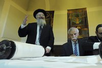 Židé v Praze tančili s novými svitky tóry v dešti. „Je to historický okamžik“