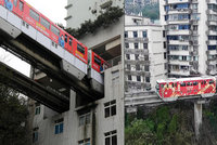Stěžujete si na hluk z MHD? V Číně jezdí vlak přímo skrz obytný dům!