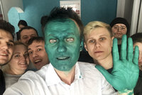 Útok na Putinova kritika: Navalnému chrstli do obličeje dezinfekci