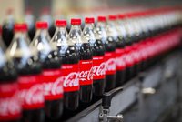 Coca-Colu už si v dvoulitrové lahvi nekoupíte. Z obchodů zmizí v dubnu