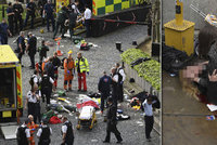 Útok v Londýně: Muž najel autem do lidí. Nejméně 4 zabil, pak ubodal policistu