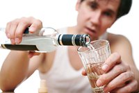 Rusko nemá kam dávat ilegální alkohol: Zabavilo 43 milionů litrů „pálenky“