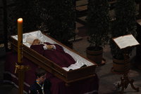 Kardinálu Vlkovi se jedou poklonit lidé z celého světa. Známe scénář pohřbu