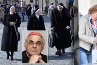 ONLINE: Lidé se loučí s kardinálem Vlkem. Sjíždí se duchovní z celého světa