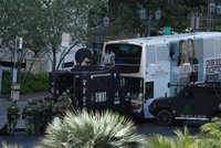 Střelec v Las Vegas začal pálit v dvoupatrovém autobuse. Zabil jednoho člověka