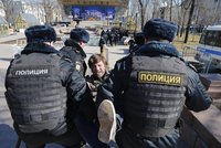 Ruskými městy otřásají protesty. Putinova konkurenta zatkla policie